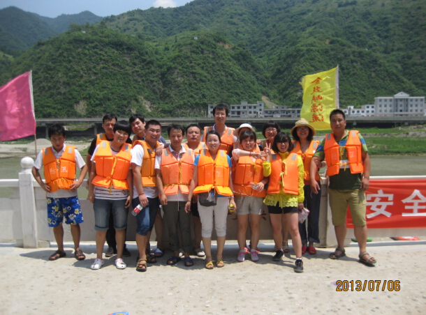 2013年公司组织全体员工金丝大峡谷旅游