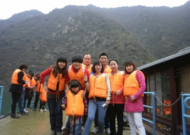 2013年公司组织全体员工金丝大峡谷旅游